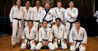 Conhe&ccedil;a o brasileiro que colocou Chuck Norris 'para dormir' durante treino no Brasil