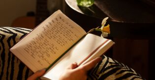 Dia Mundial da Poesia celebra a arte de criar pontes em um mundo sem tempo