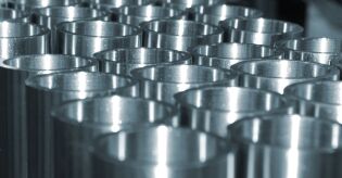 Alum&iacute;nio em alerta: crise no Oriente M&eacute;dio dispara pre&ccedil;os e j&aacute; atinge o Brasil