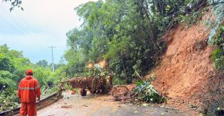 Peru&iacute;be: Alerta para chuvas fortes continua e o sol s&oacute; deve voltar no s&aacute;bado