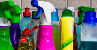 Mulher morre ap&oacute;s misturar &aacute;gua sanit&aacute;ria com outro produto e acende alerta sobre riscos