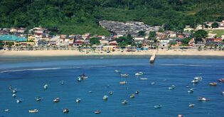 Praia mais polu&iacute;da do Litoral fica impr&oacute;pria quase o ano todo  e ainda atrai turistas
