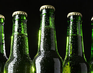 Cerveja gelada em 5 minutos: O truque que vai salvar seu rolê.