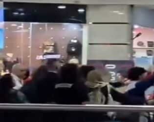 Manifestantes protestam pelo fim da escala 6x1 em shopping do litoral.