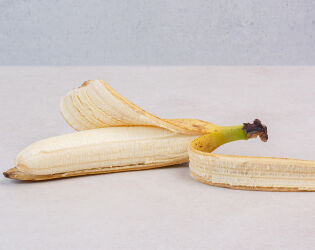 De lixo a ouro verde: como cascas de banana podem reviver suas plantas.