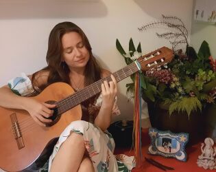 Compositora santista lança música inédita em homenagem ao dia das mães; ouça.