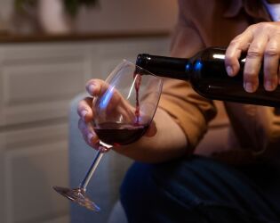 Beber vinho tinto ajuda mesmo o coração? Estudo revela os prós e contras.