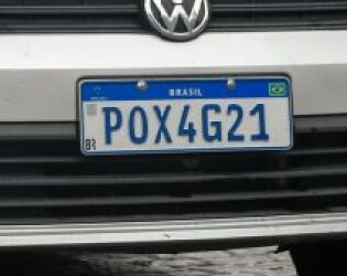 Você já reparou que alguns carros têm a placa azul? Saiba o que significa.