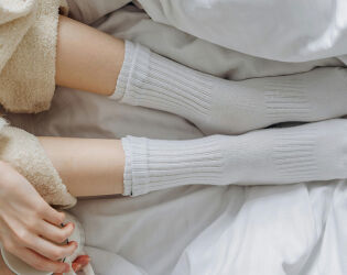 O que dormir de meias pode revelar sobre sua personalidade, segundo a psicologia.