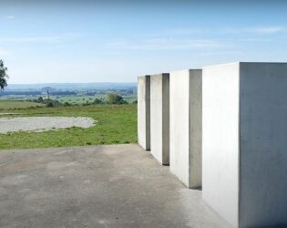 Tempo concreto: conheça a obra que acrescenta 1 bloco a cada 10 anos.
