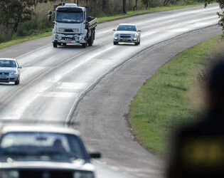 Ultrapassagem forçada é infração gravíssima e pode custar até R$ 5,8 mil ao motorista.