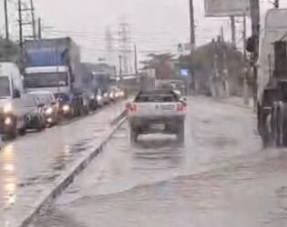 VÍDEO: Temporal provoca alagamento em avenida na Zona Noroeste, em Santos.