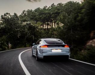 Carro elétrico ou a gasolina? Descubra qual é o mais barato.