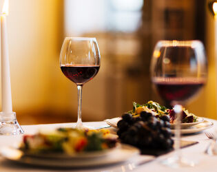 Descubra o vinho perfeito para esquentar seu jantar a dois neste inverno.