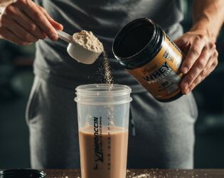 Whey Protein além da dose necessária pode ser perigoso; riscos vão te surpreender.