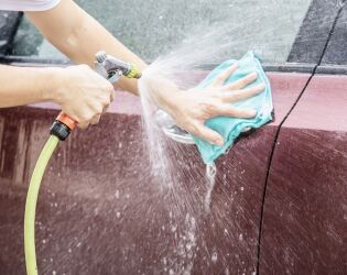 Nunca mais lave seu carro com detergente: entenda os riscos para a pintura e o verniz.