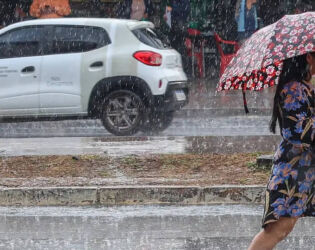 Frente fria traz ventos de 99 km/h, queda de energia e caos na orla do litoral de SP; VEJA.