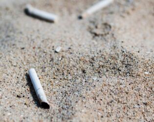 Bitucas de cigarro lideram lixo abandonado em praias da Baixada Santista.