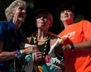 Aos 80 anos, esta 'jovem senhora' fez hist&oacute;ria no Ironman e surpreendeu o mundo
.