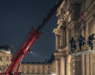 Roubo cinematográfico: ladrões usam guindaste e motosserras e levam milhões em joias do Louvre .