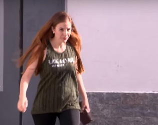 'Estrela' de Tremenb&eacute;, Suzane Von Richthofen &eacute; vista passeando em praia do litoral.