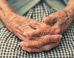 Gera&ccedil;&atilde;o atual pode ser a 1&ordf; a nunca chegar aos 100 anos e quebrar d&eacute;cadas de avan&ccedil;o na longevidade.