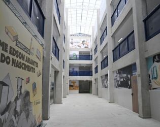 Santos entrega maior unidade de ensino da d&eacute;cada em homenagem ao Rei Pel&eacute;.
