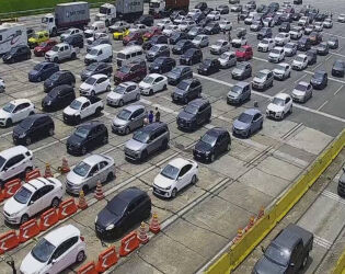 Desce ou n&atilde;o desce? Rodovias pro litoral de SP tem tr&acirc;nsito, neblina e acidente.