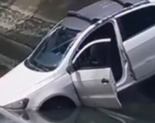 Carro cai dentro do canal 3 e mobiliza resgate na Avenida Washington Lu&iacute;s.