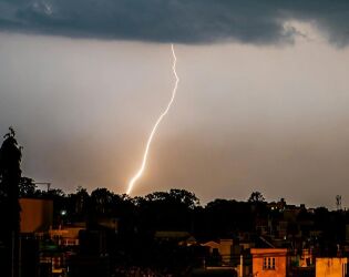 Pr&eacute;-carnaval: Brasil deve ter 200 mm de chuva em algumas regi&otilde;es; litoral de SP deve passar de 50 mm.