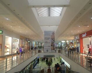 Gigante do litoral: Um dos maiores shoppings do Brasil fica em Praia Grande e tem 300 lojas.