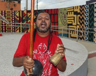 Mestre de capoeira da Baixada Santista lan&ccedil;a obra sobre ancestralidade e f&eacute;.