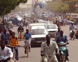 Como um pa&iacute;s pobre conseguiu plantar 5 milh&otilde;es de &aacute;rvores em apenas 60 minutos.