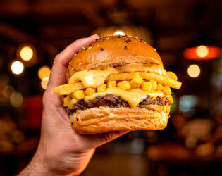 Imperd&iacute;vel: Bom Beef Burgers lan&ccedil;a lanche especial de Carnaval com molho exclusivo do Net&atilde;o.