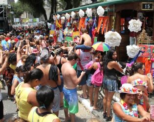 5 marchinhas famosas que mudaram de letra (ou sumiram) no Carnaval 2026.