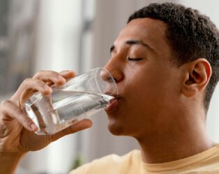 A maior mentira da sua dieta: Beber 2 litros de &aacute;gua &eacute; in&uacute;til e a ci&ecirc;ncia explica.