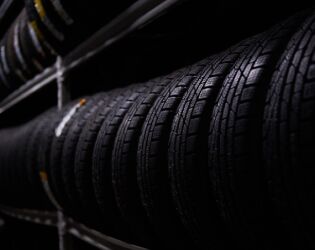 Morador cansa de esperar e resolve problema mortal usando o pr&oacute;prio lixo.