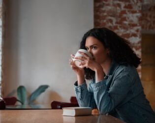 Casas modernas abandonam cortinas pesadas e adotam pel&iacute;cula prism&aacute;tica nas janelas.