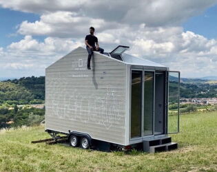 O arquiteto que trocou uma mans&atilde;o por 9m² e a chance de acordar em um pa&iacute;s diferente toda seman.