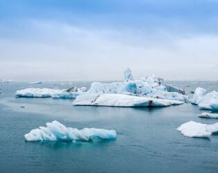 Alarmante: oceanos absorveram calor de 12 bombas de Hiroshima por segundo em 2025.