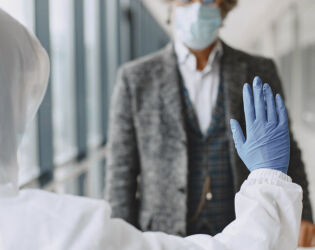 OMS confirma morte por v&iacute;rus Nipah em novo caso registrado fora da &Iacute;ndia.