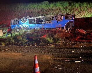 &Ocirc;nibus com trabalhadores rurais tomba, e acidente deixa 6 mortos e 46 feridos no interior.