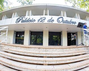 Secret&aacute;rio 'lavou' o ap&ecirc; de gasolina antes de matar os filhos, aponta per&iacute;cia.