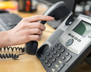 O telefone fixo est&aacute; voltando? Pais enxergam no aparelho antigo uma sa&iacute;da para o excesso digital.