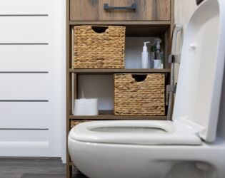 Voc&ecirc; sabe qual bot&atilde;o apertar na descarga dupla? Entenda a diferen&ccedil;a e evite desperd&iacute;cio de &aacute;gua.