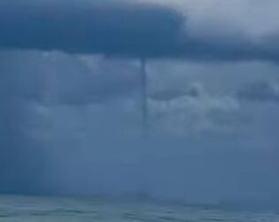 Tromba d'&aacute;gua se forma em praia do litoral paulista e causa temor em popula&ccedil;&atilde;o e turistas; VEJA.