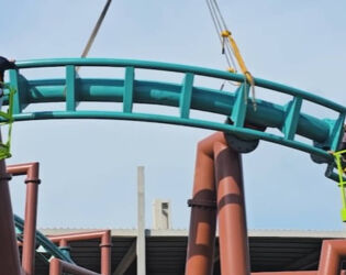 CEO da Cacau Show 'instala' &uacute;ltimo trilho de montanha-russa do Cacau Park e obras avan&ccedil;am.