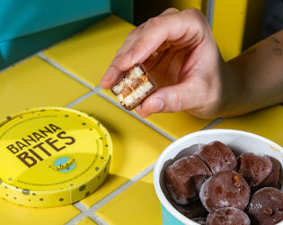 Ver&atilde;o: 'mini sandu&iacute;che de banana' gelado vira aposta para enfrentar o calor no litoral paulista.