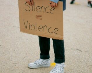 Dois feminic&iacute;dios s&atilde;o registrados na Baixada Santista no Dia da Mulher: saiba como se proteger.