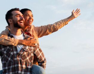 Brasil entra no ranking da felicidade e revela o que mais impacta a vida da popula&ccedil;&atilde;o; veja a lista.